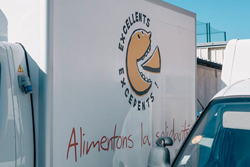 Camion de l'entreprise Excellents Excédents utilisé pour la collecte des excédents.